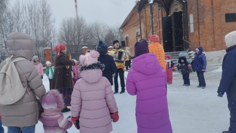 Школьники приняли участие в празднике масленицы храма преподобного Сергия Радонежского в Бусинове