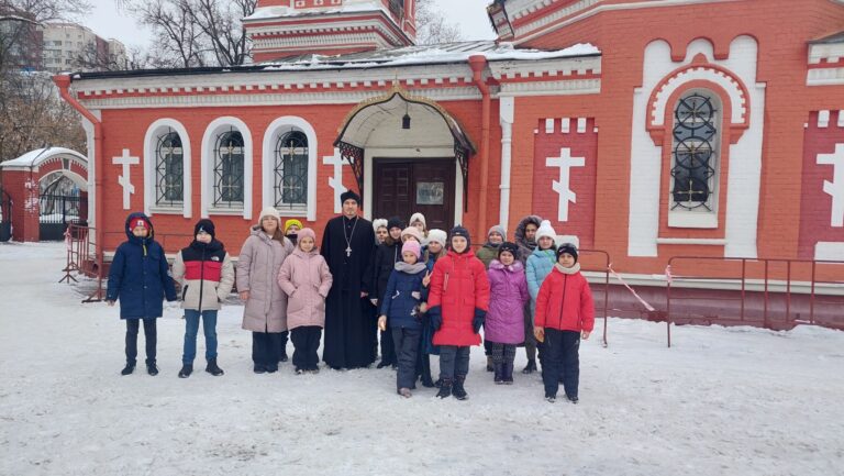 Учащиеся школы №167 посетили храм в Аксиньино