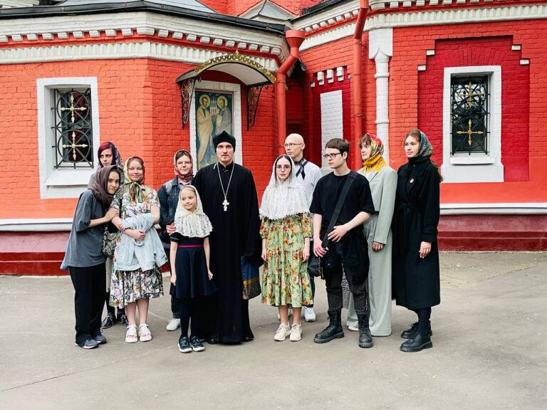 Студенты Московского колледжа предпринимательства посетили храм иконы Божией Матери «Знамение» в Аксиньино