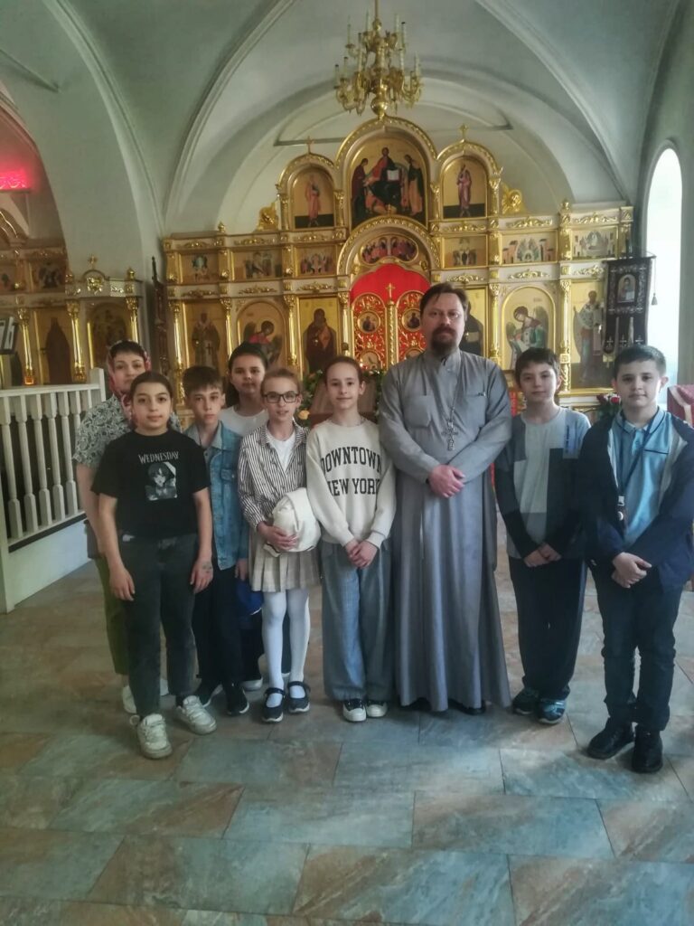Учащиеся общеобразовательной школы №1570 посетили храм Живоначальной Троицы при бывшей Черкасской богадельне