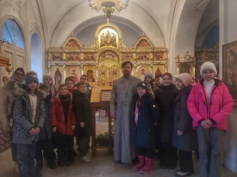 Учащиеся общеобразовательной школы №1570 посетили храм Живоначальной Троицы при бывшей Черкасской богадельне