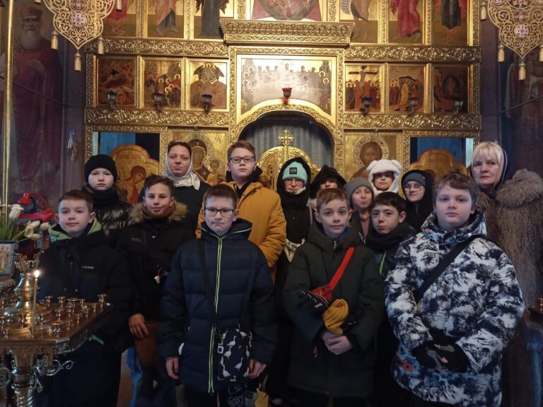 Храм святых мучеников и страстотерпцев Бориса и Глеба в Дегунине посетили учащиеся школы №2098