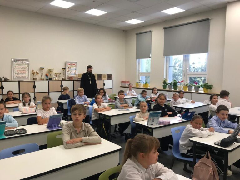 Духовенство храма Двенадцати апостолов в Ховрине приняло участие в проведении духовно-нравственных бесед для школьников