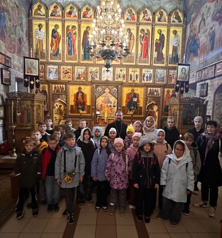 Школьники посетили храм святых бессребреников и чудотворцев Космы и Дамиана в Космодемьянском