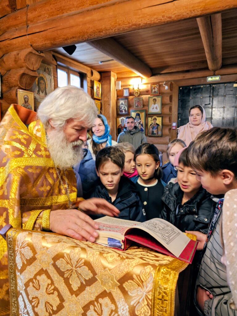 Группа школьников из ГБОУ «Школа №1575» посетили храм преподобного Андрея Рублева на Масловке