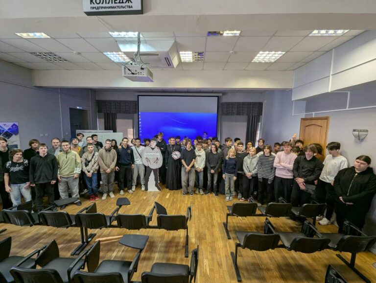 Ответственный за образовательную деятельность в Северном викариатстве провел просветительскую лекцию в Московском колледже предпринимательства