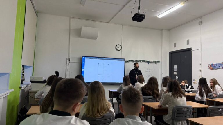 Ответственный за образовательную деятельность в Западном Дегунине принял участиев проведении урока «Разговоры о важном» в ГБОУ «Школа №2100»